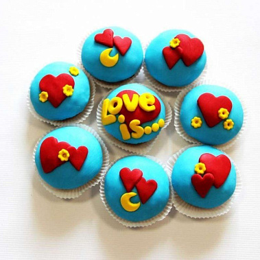 Капкейки "Love is..." купить - чебаркуль.сладкоежкин.рф